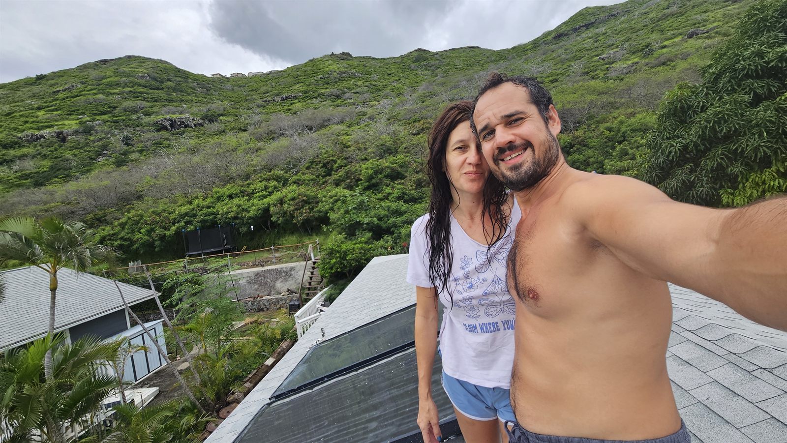 Nour and Lidiya together with the green Hawaiian mountains behind them